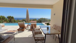 Outdoor pool - Luxurious Villa Retreat in Lourdata (Kefalonia)