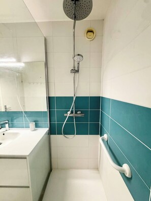 Douche, sèche-cheveux