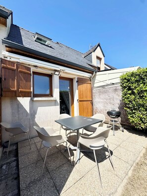 Outdoor dining - Maison refaite à neuf - Piscine et parking privé (Guidel)