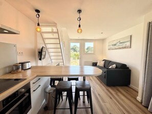 Fridge, microwave, oven, stovetop - Maison refaite à neuf - Piscine et parking privé (Guidel)