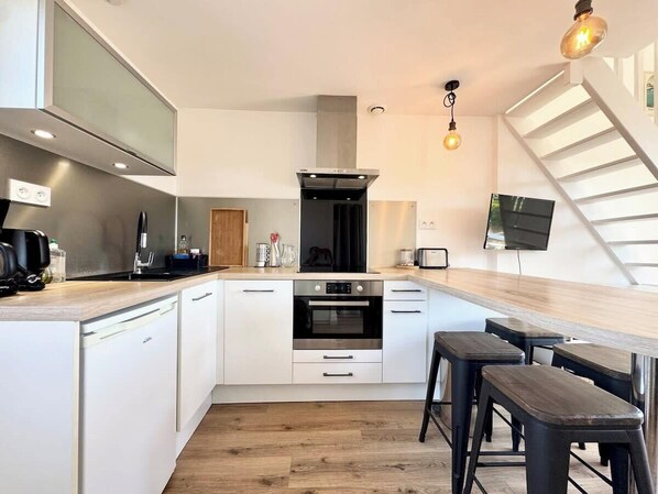 Fridge, microwave, oven, stovetop