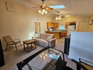 Smart TV - Charming 1-bedroom, second story guest house in historic Augusta WiFi & AC (Augusta)