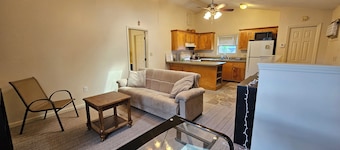 Charming 1-bedroom, second story guest house in historic Augusta WiFi & AC
