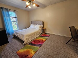 1 dormitorio, tabla de planchar con plancha, wifi y ropa de cama