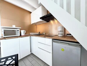 Fridge, microwave, stovetop, coffee/tea maker