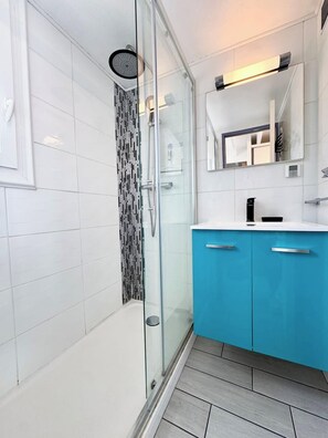 Shower, toilet paper