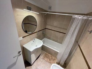 Sèche-cheveux, bidet, serviettes fournies, savon