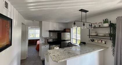 Newly Remodeled 2BR w/ Pool & Parking–Heart of DTC