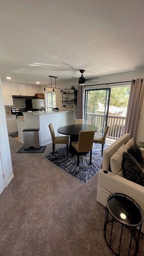 Newly Remodeled 2BR w/ Pool & Parking–Heart of DTC