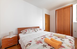 2 bedrooms, travel cot, free WiFi, bed sheets