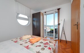 2 bedrooms, travel crib, free WiFi, bed sheets