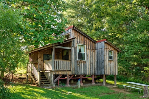 Charming 1-bedroom cabin in wonderful Jamestown with WiFi, AC