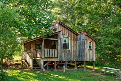 Charming 1-bedroom cabin in wonderful Jamestown with WiFi, AC