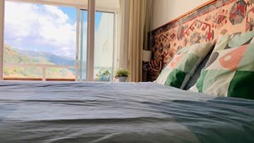 2 slaapkamers, een bureau, een strijkplank/strijkijzer, gratis wifi