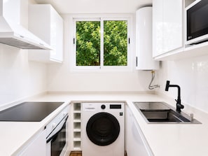 Coffee/tea maker, fridge, microwave, oven