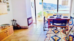 Smart TV, lareira, mesa de pingue-pongue, livros