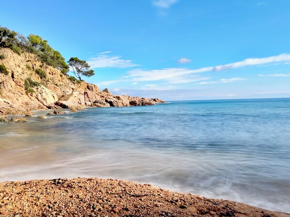 På stranden