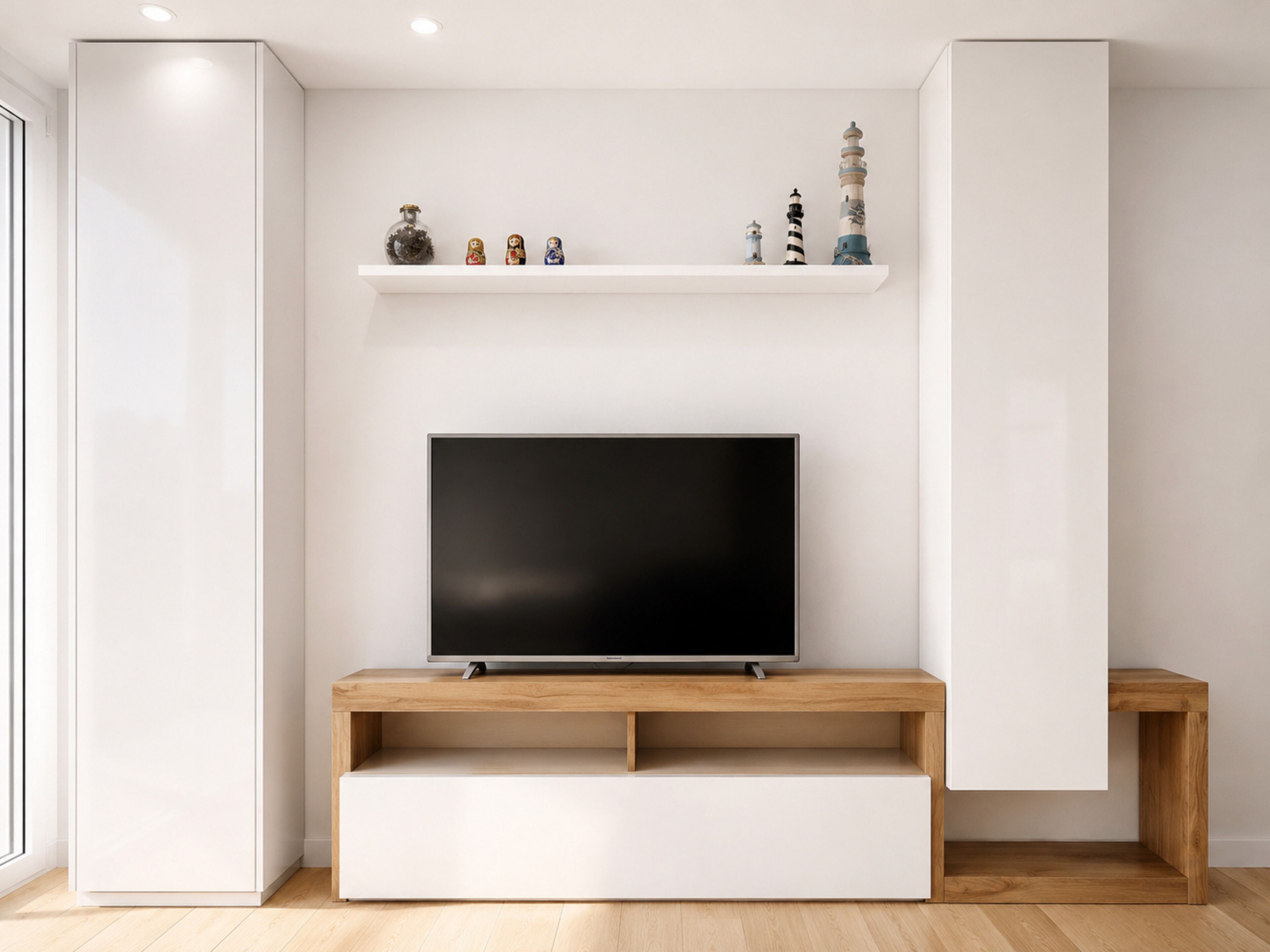 Un moderno salón con un televisor de pantalla plana sobre un soporte de madera, un estante blanco con adornos y un diseño minimalista.