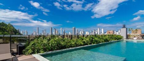 Una piscina al aire libre
