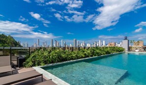 Una piscina al aire libre