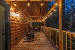 Outdoor dining - 2Pools, 1mi to Parkway, TheaterRm, GameRoom, Hot Tub (Pigeon Forge)