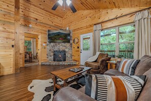 Smart TV, fireplace, video games, DVD player - 2Pools, 1mi to Parkway, TheaterRm, GameRoom, Hot Tub (Pigeon Forge)