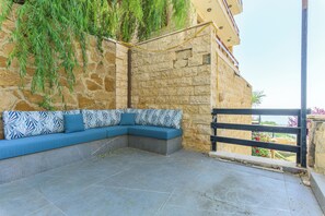 Terrace/patio - Slopes 2-BR Apartment In Kfardebian Near Slopes (Kfardebian)