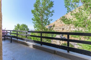 Terrace/patio - Slopes 2-BR Apartment In Kfardebian Near Slopes (Kfardebian)