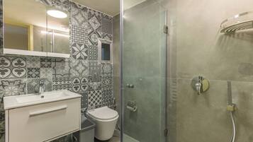 Shower, hair dryer, bidet, towels
