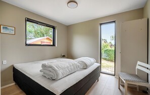 4 bedrooms, travel crib, free WiFi