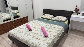 Een strijkplank/strijkijzer, wifi, beddengoed