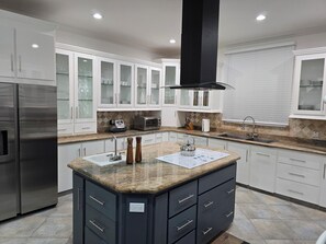 Een koelkast, een magnetron, een oven, een kookplaat