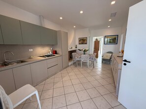Fridge, microwave, stovetop, dishwasher - Villa 22-Villa-Superior-Ensuite-Garden view (Villanova)