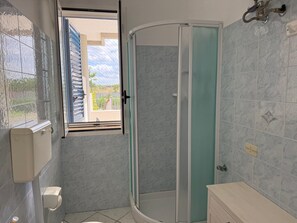 Shower, hair dryer, bidet, towels