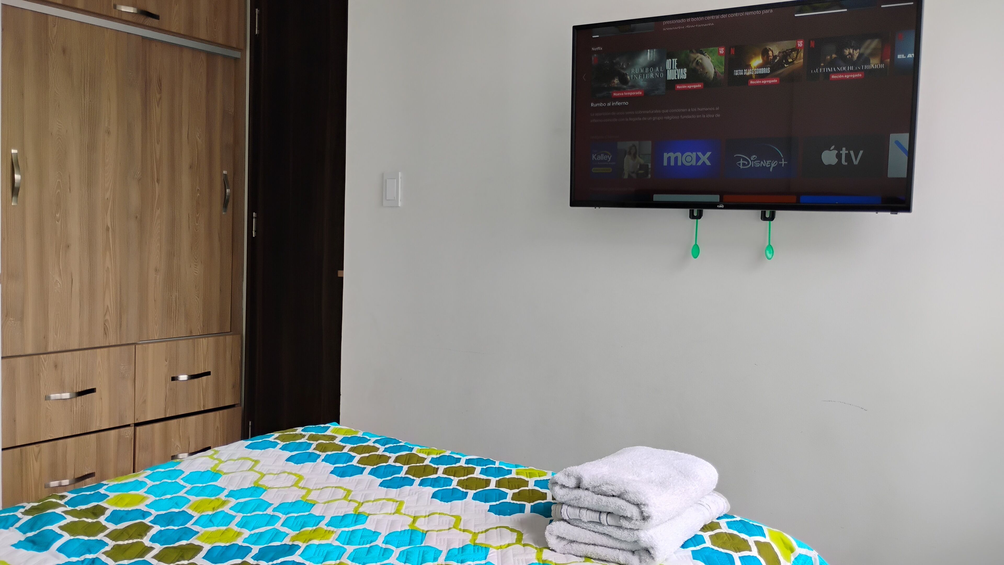 1 habitación, tabla de planchar con plancha, wifi y ropa de cama 