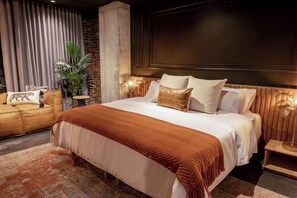 Minibar con artículos gratuitos y caja de seguridad en la habitación 