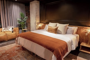 Deluxe Double Room, 1 King Bed | Free minibar, in-room safe, desk, blackout drapes