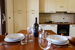 Kühlschrank, Ofen, Herdplatte, Wasserkocher