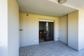 Outdoor dining - GuestHost - Bright Apartment with Terrace (Montesilvano)