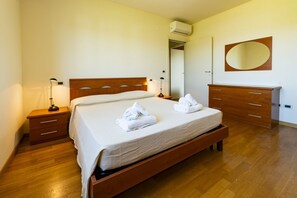 3 bedrooms, desk, iron/ironing board