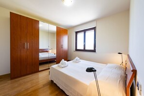 3 bedrooms, desk, iron/ironing board