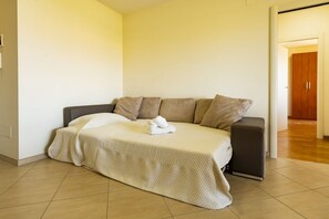 3 Schlafzimmer, Schreibtisch, Bügeleisen/Bügelbrett