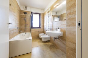SĂšche-cheveux, bidet, serviettes fournies, papier toilette