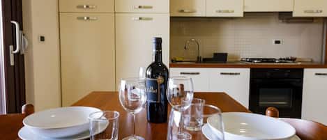 Fridge, oven, stovetop, electric kettle