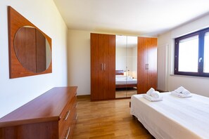 3 Schlafzimmer, Schreibtisch, Bügeleisen/Bügelbrett