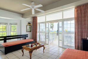 普通套房, 海景 | 起居區 | 32-吋 LCD 液晶電視，提供衛星頻道