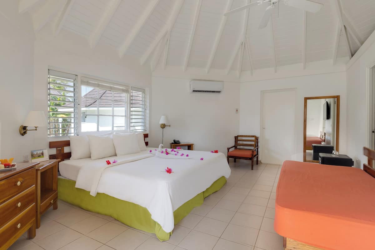 Garden View Cottage | Desk, iron/ironing board, free WiFi, bed sheets