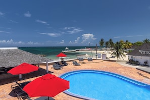 2 outdoor pools