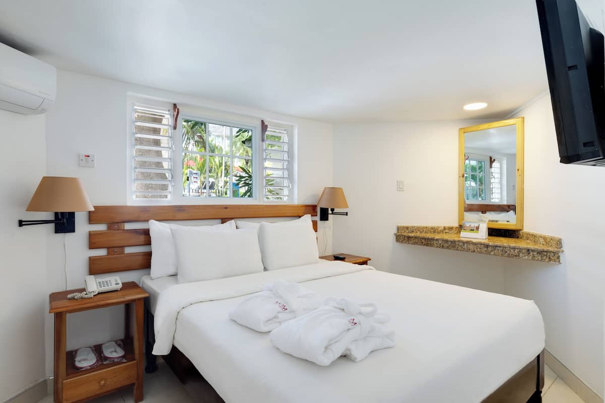Garden View Cottage Family | Desk, iron/ironing board, free WiFi, bed sheets