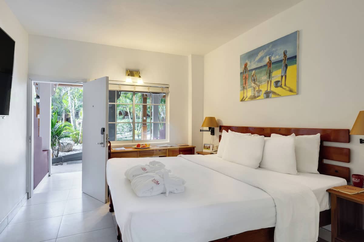 Standard Courtyard Room | Desk, iron/ironing board, free WiFi, bed sheets